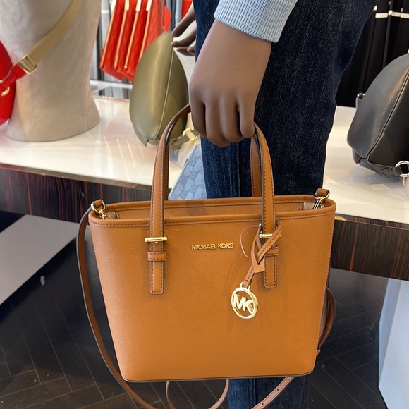 MICHAEL KORS
Jet Set Travel Extra-Small Saffiano Leather Top-Zip Tote Bag
NWT - Picture 12 of 16